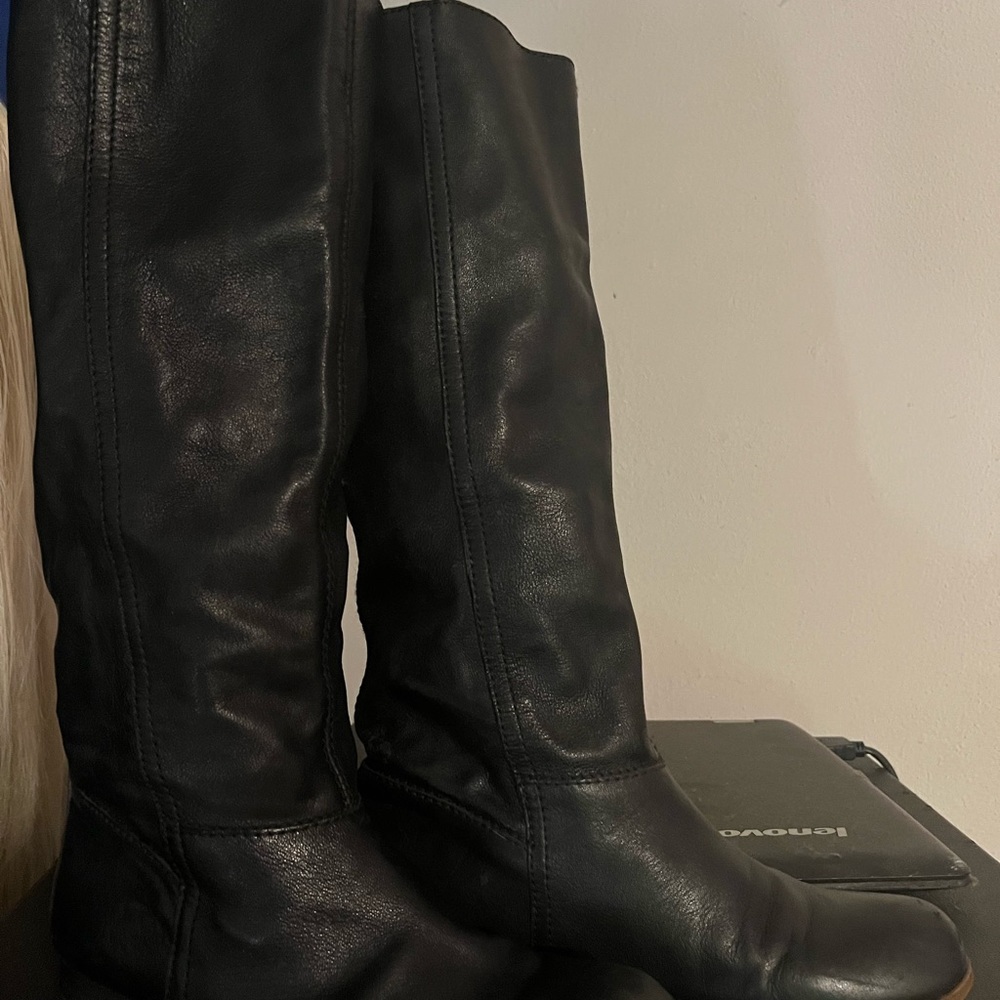 Size 7 1/2 nine W. American vintage collection soft leather knee boots